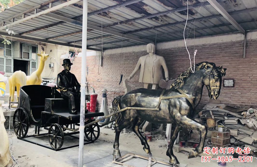宁德玻璃钢仿铜马车雕塑——给广场景观增添绚丽色彩