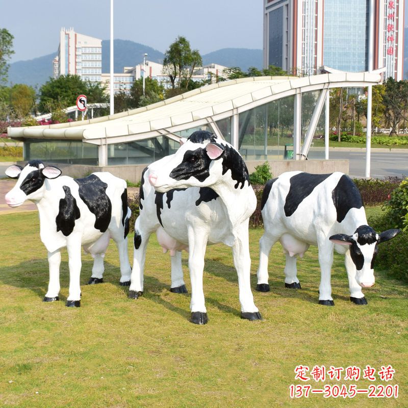 宁德玻璃钢制作的仿真奶牛雕塑——装点园林草坪