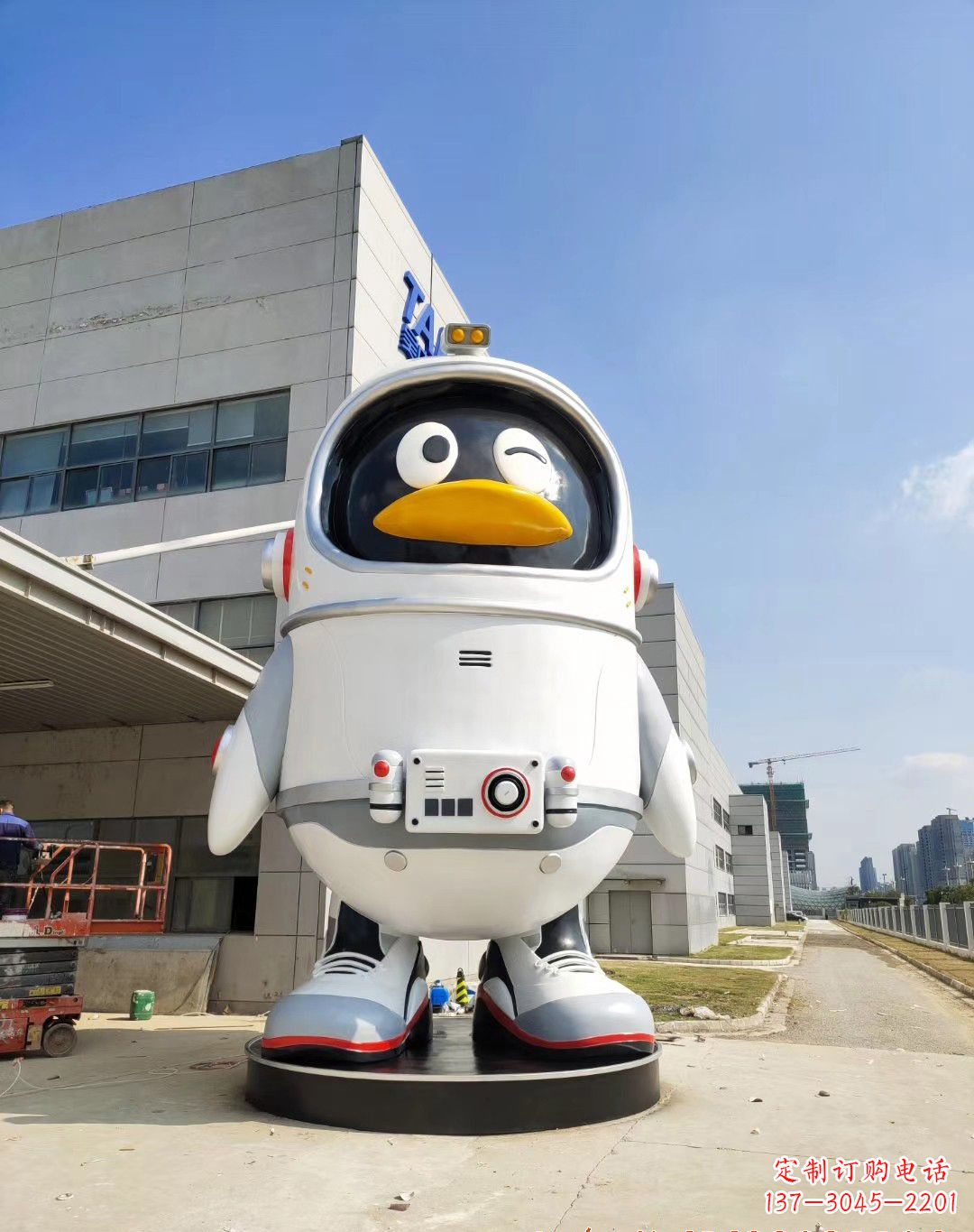 宁德玻璃钢太空企鹅雕塑