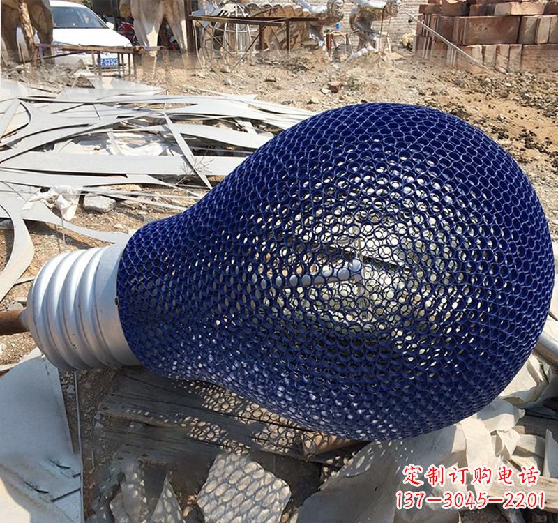 宁德不锈钢灯泡雕塑灯光下的美丽之美