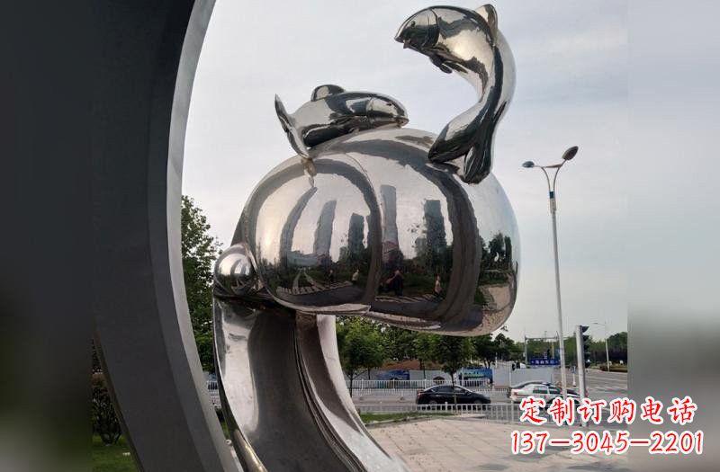 宁德海浪下的海鸥雕塑