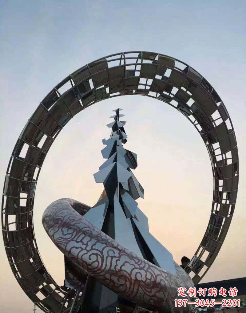 宁德不锈钢广场上的松树雕塑