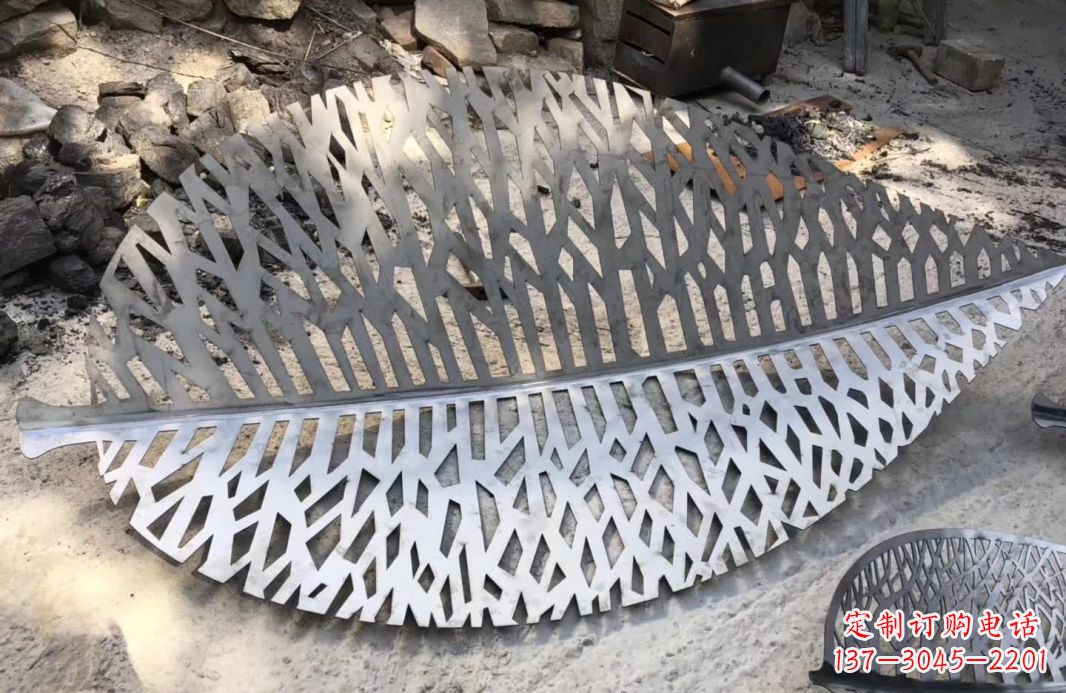 宁德不锈钢镂空树叶雕塑艺术的精美结合
