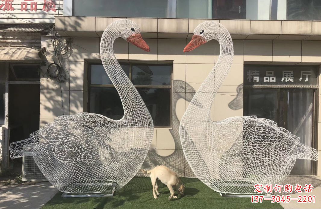 宁德不锈钢镂空天鹅雕塑给室外增添美感