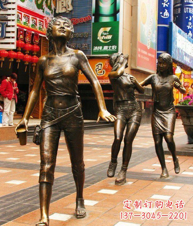 宁德步行街逛街的女孩以铜雕的形式永久保存