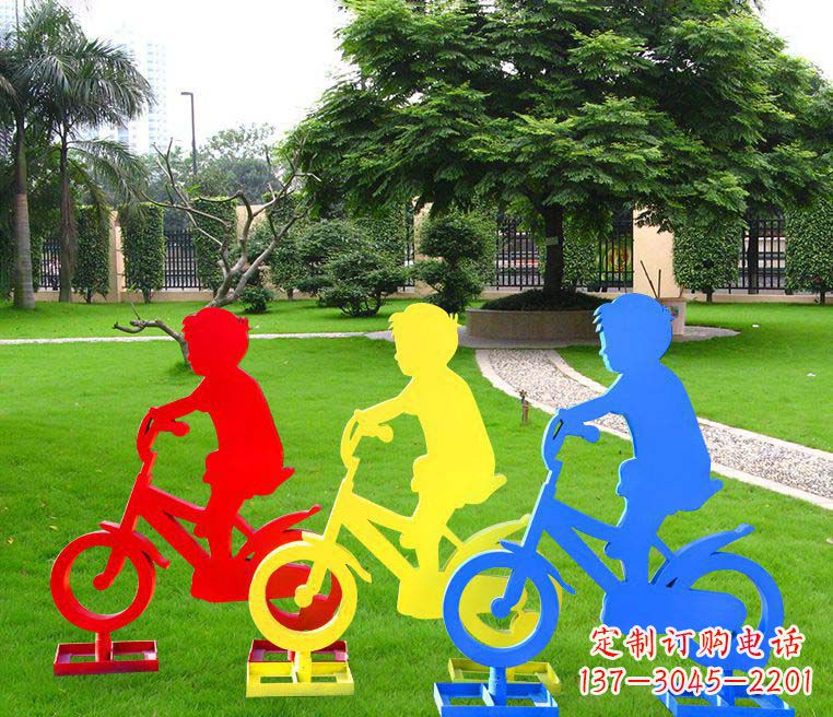 宁德青春无悔——一尊男孩骑车雕塑