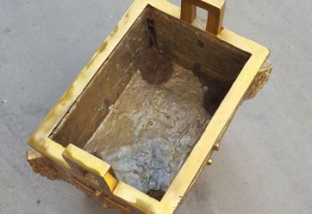 宁德以纯铜铸造的金色香炉鼎