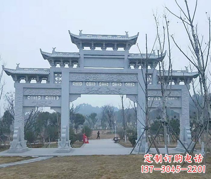 宁德村口三门石雕牌楼古朴华丽