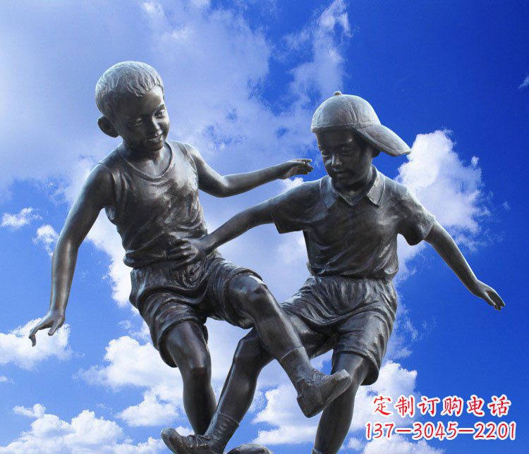 宁德校园玻璃钢仿铜儿童踢球景观雕塑