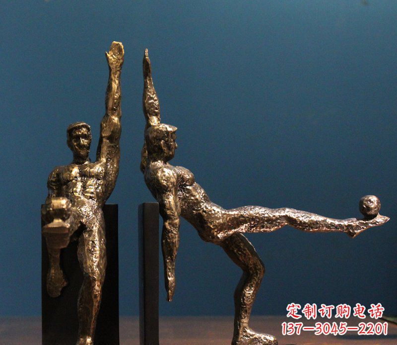 宁德公园踢足球人物铜雕