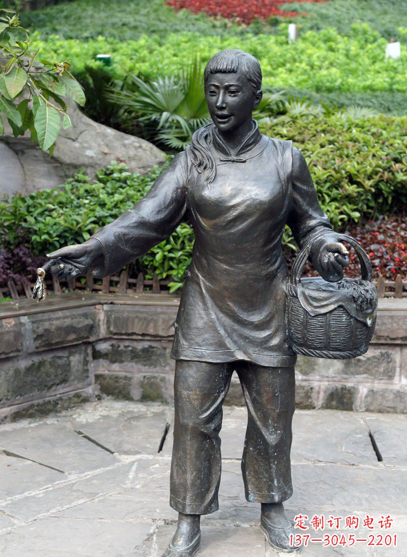 宁德公园提篮子的女人景观铜雕