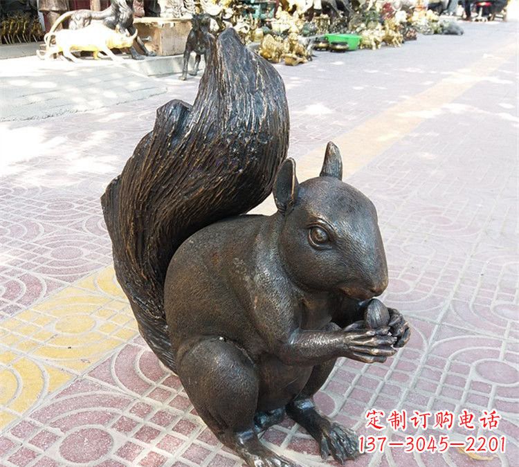 宁德令人惊叹的松鼠铜雕塑