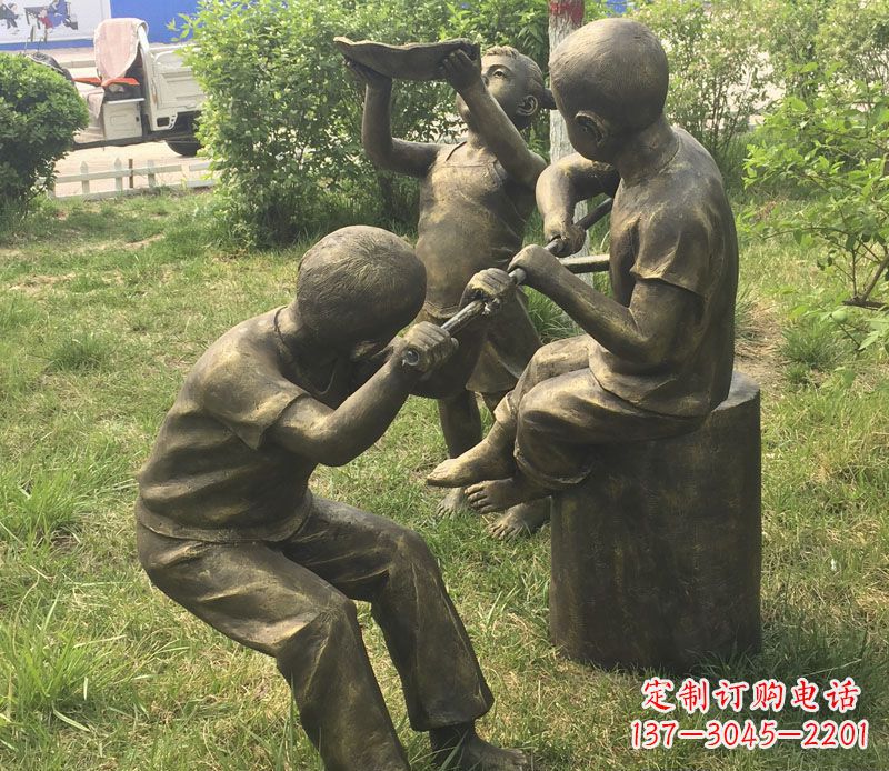 宁德公园玩水的儿童铜雕