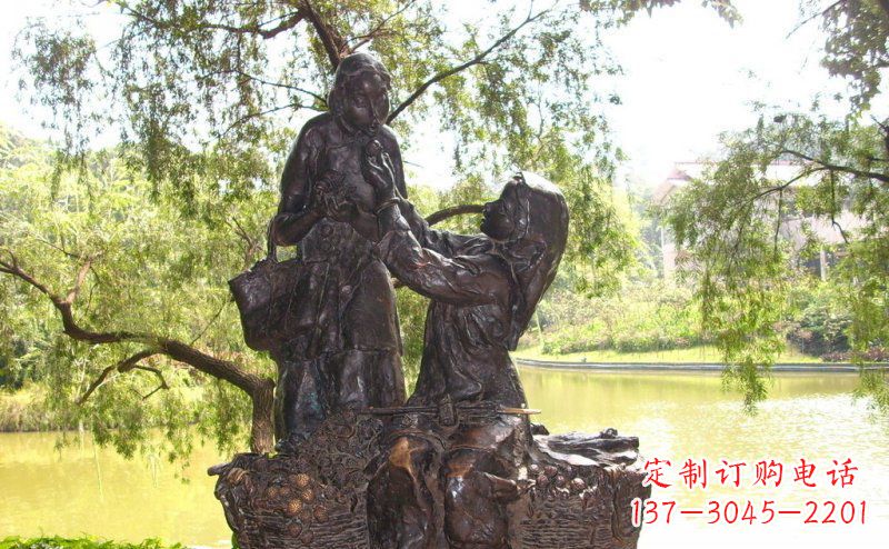 宁德温馨铜雕公园里喂母亲吃荔枝的女孩
