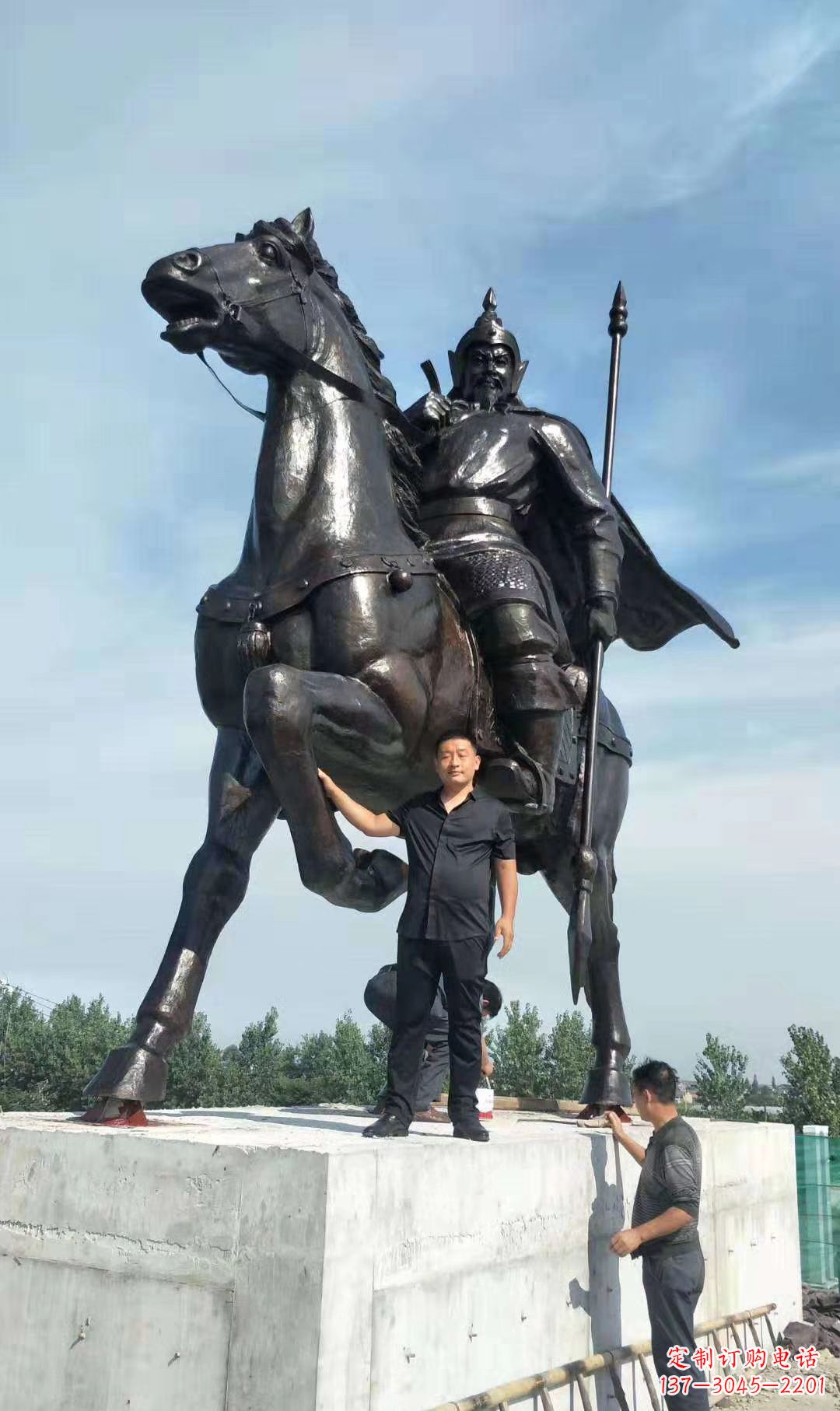 宁德以古代骑马将军为灵感的铜雕