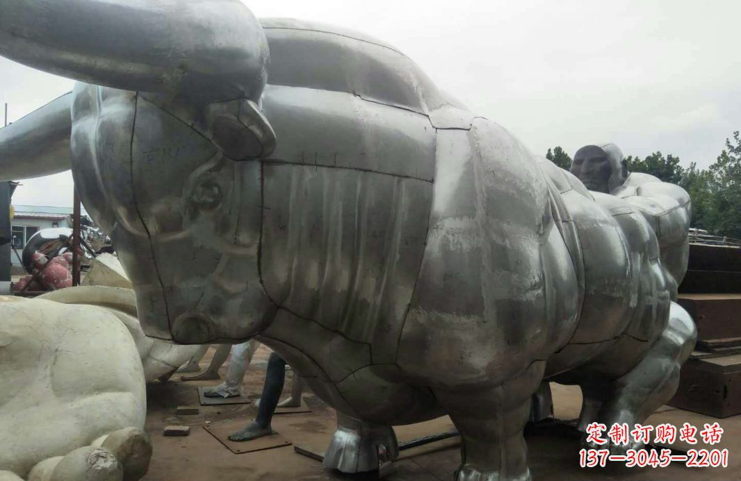 宁德中领雕塑:复古拓荒牛不锈钢雕塑