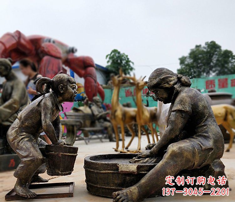 宁德注重传统的母爱——广场铜雕母亲洗衣服小品雕塑