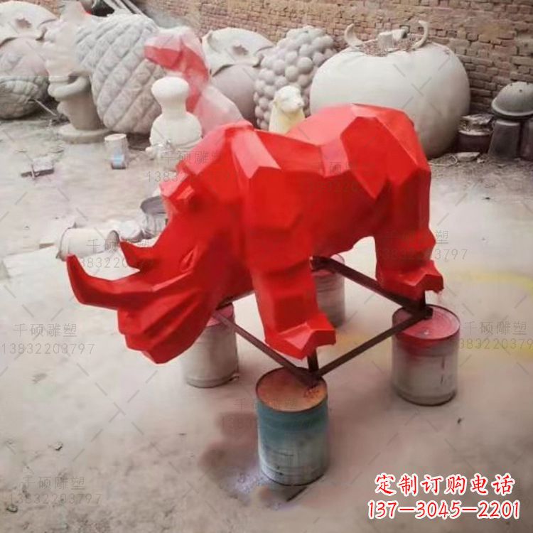 宁德红色几何切面抽象犀牛雕塑