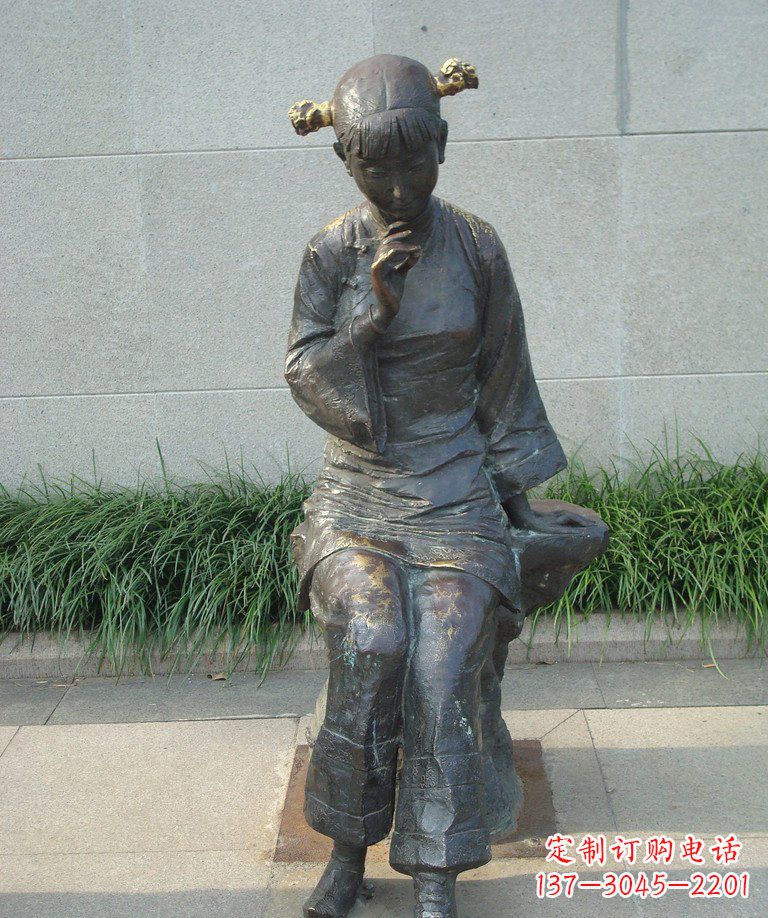 宁德描绘心灵世界的街边低头思考的女孩景观铜雕