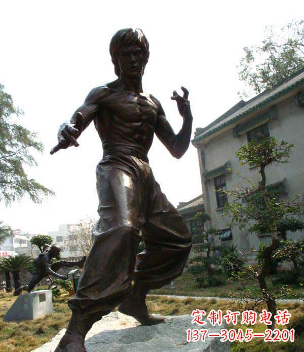 宁德忠实再现李小龙公园名人铜雕