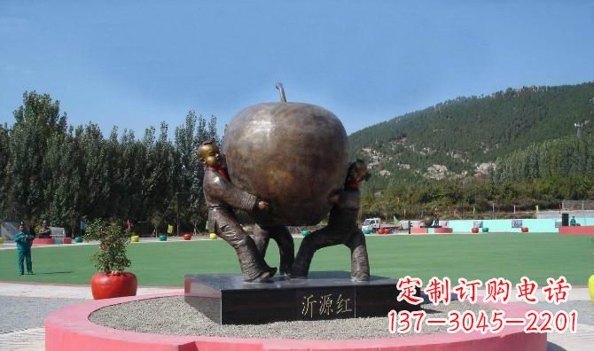 宁德苹果融入两岁小孩的生活——公园铜雕
