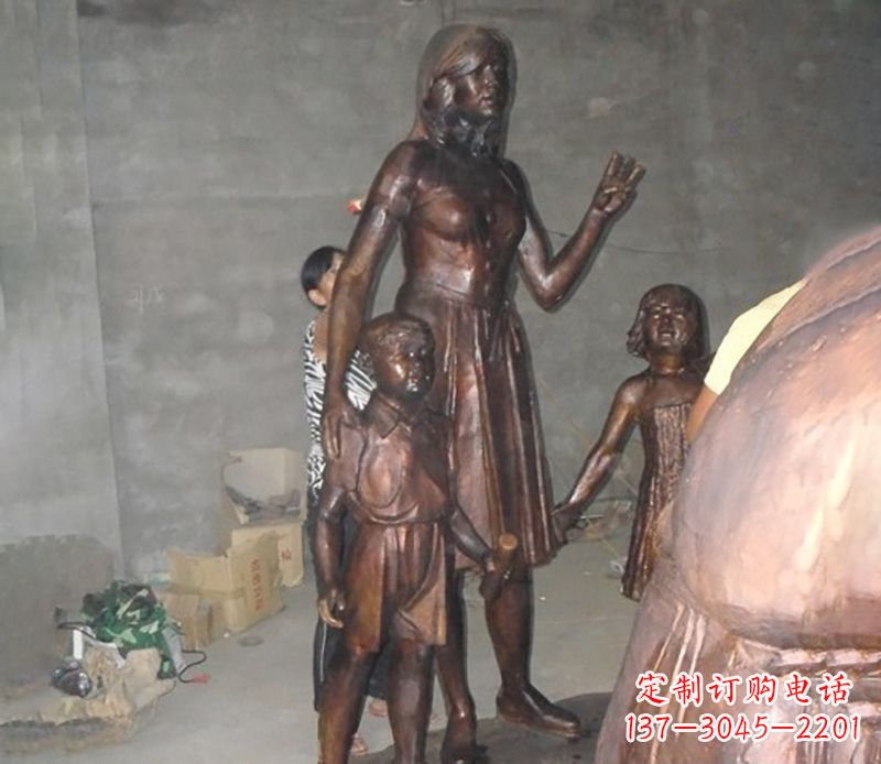 宁德母亲与孩子合影公园人物铜雕