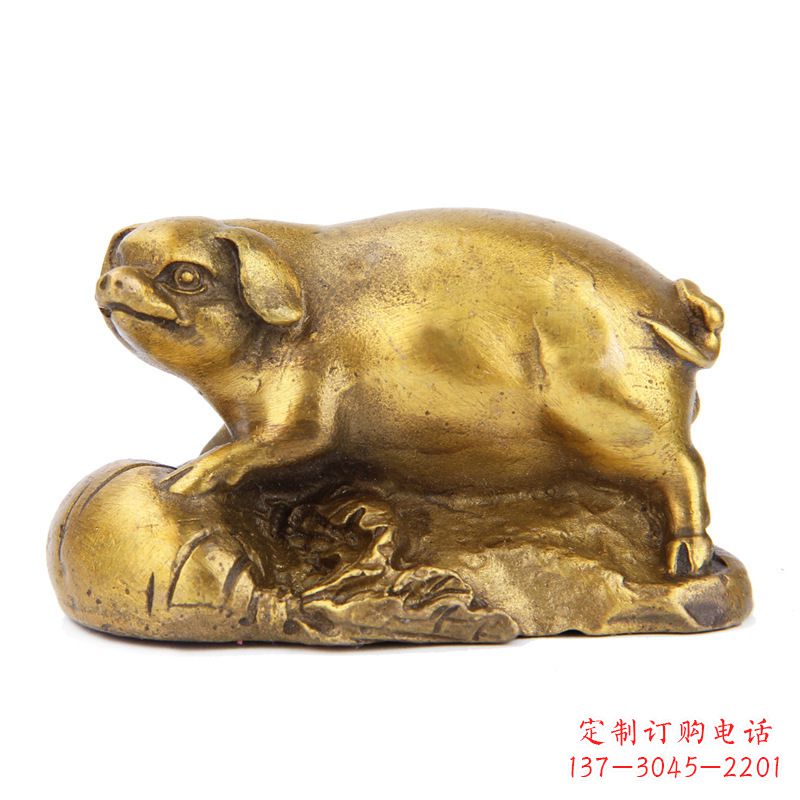 宁德铸铜鎏金猪雕塑时尚炫彩,精致温馨