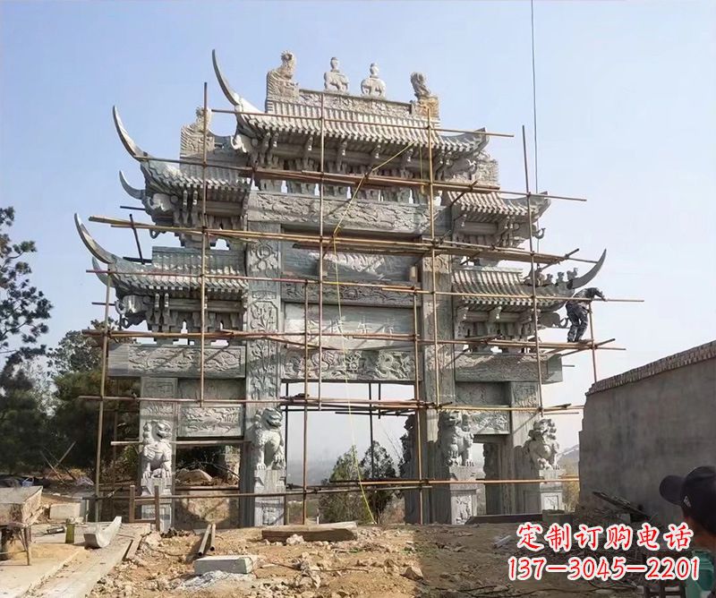 宁德石牌坊外东侧的龙凤雕塑