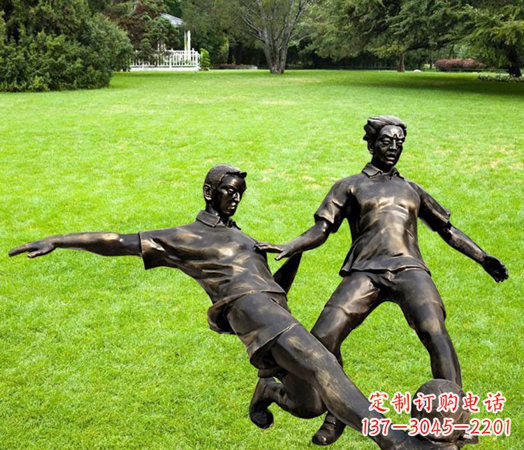 宁德踢足球的人物铜雕