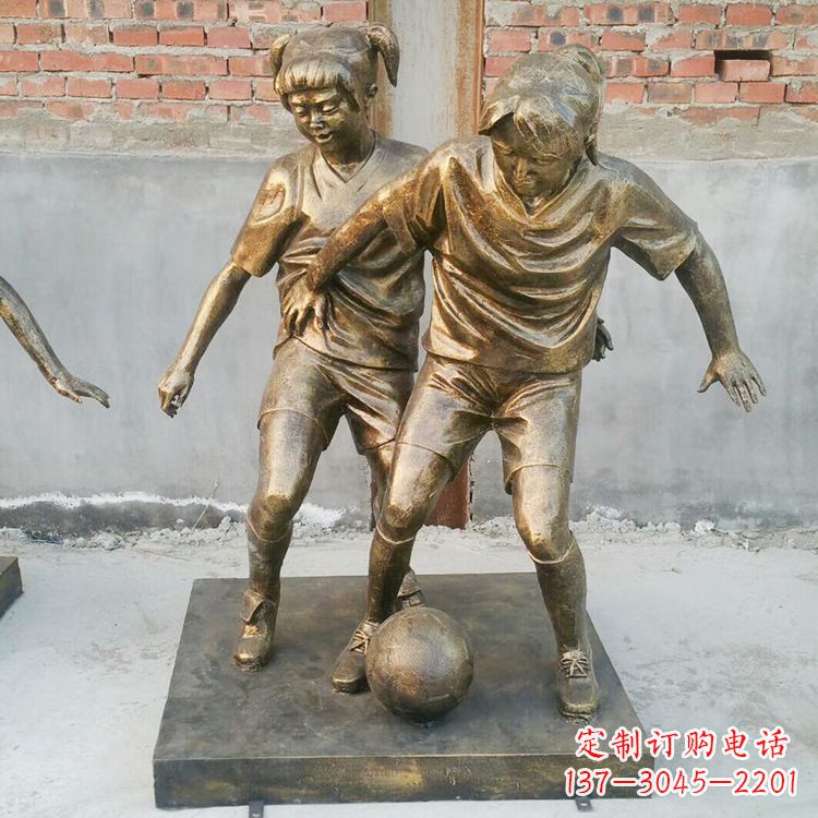宁德踢足球的小女孩雕塑