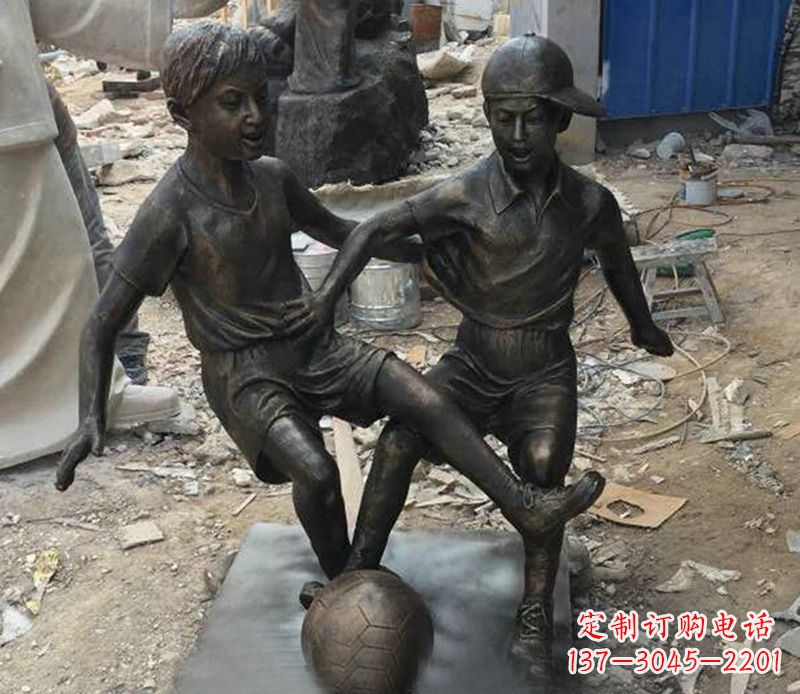 宁德踢足球公园人物铜雕
