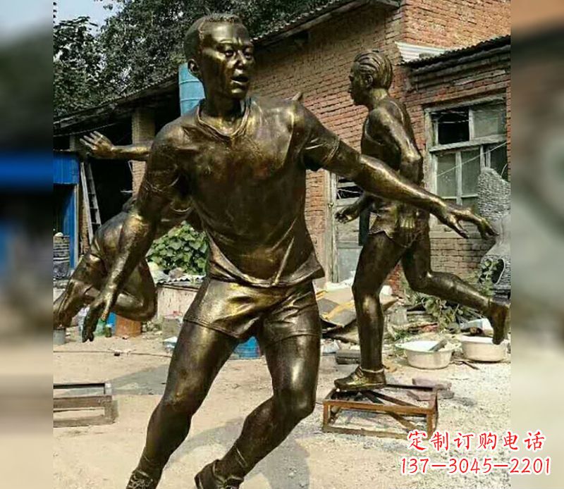 宁德踢足球广场人物铜雕