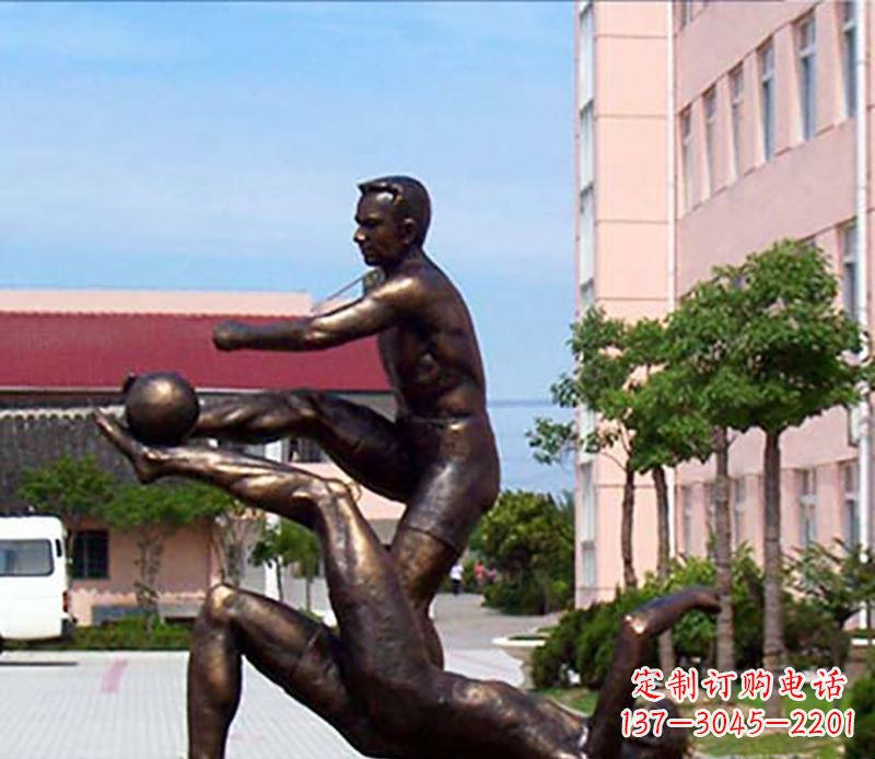宁德踢足球人物广场小品铜雕