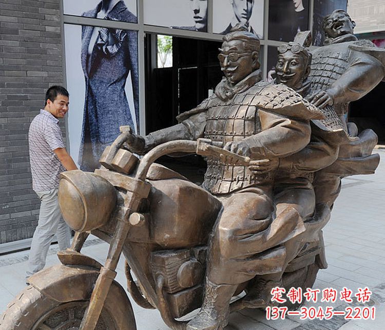 宁德铜雕街头骑摩托人物雕塑