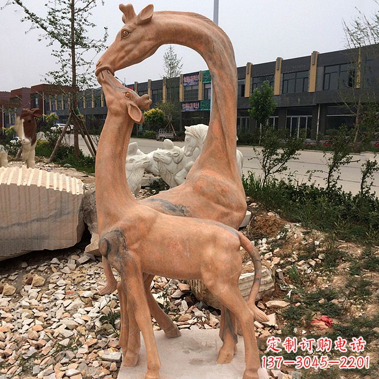 宁德晚霞红石雕长颈鹿-校园公园母子亲情景观雕塑