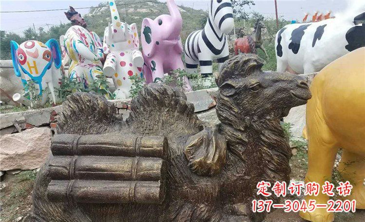 宁德卧着的骆驼动物铜雕 (2)
