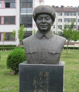 宁德校园雷锋铜像