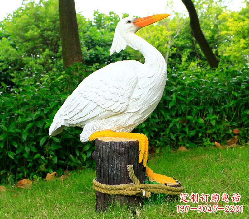宁德一男一女抱一只鸽子雕像