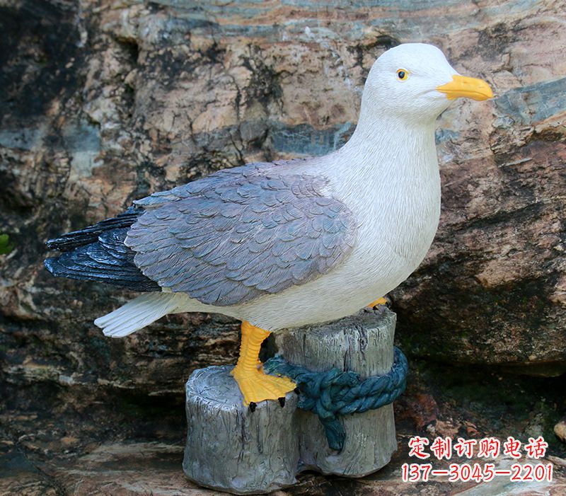 宁德一手托鸽子 一手拿书本的雕塑像